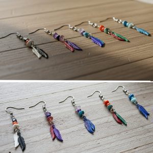 CHIP EARRING W/ 2 COLORED METAL FEATHER (CH-2FTH-EAR)